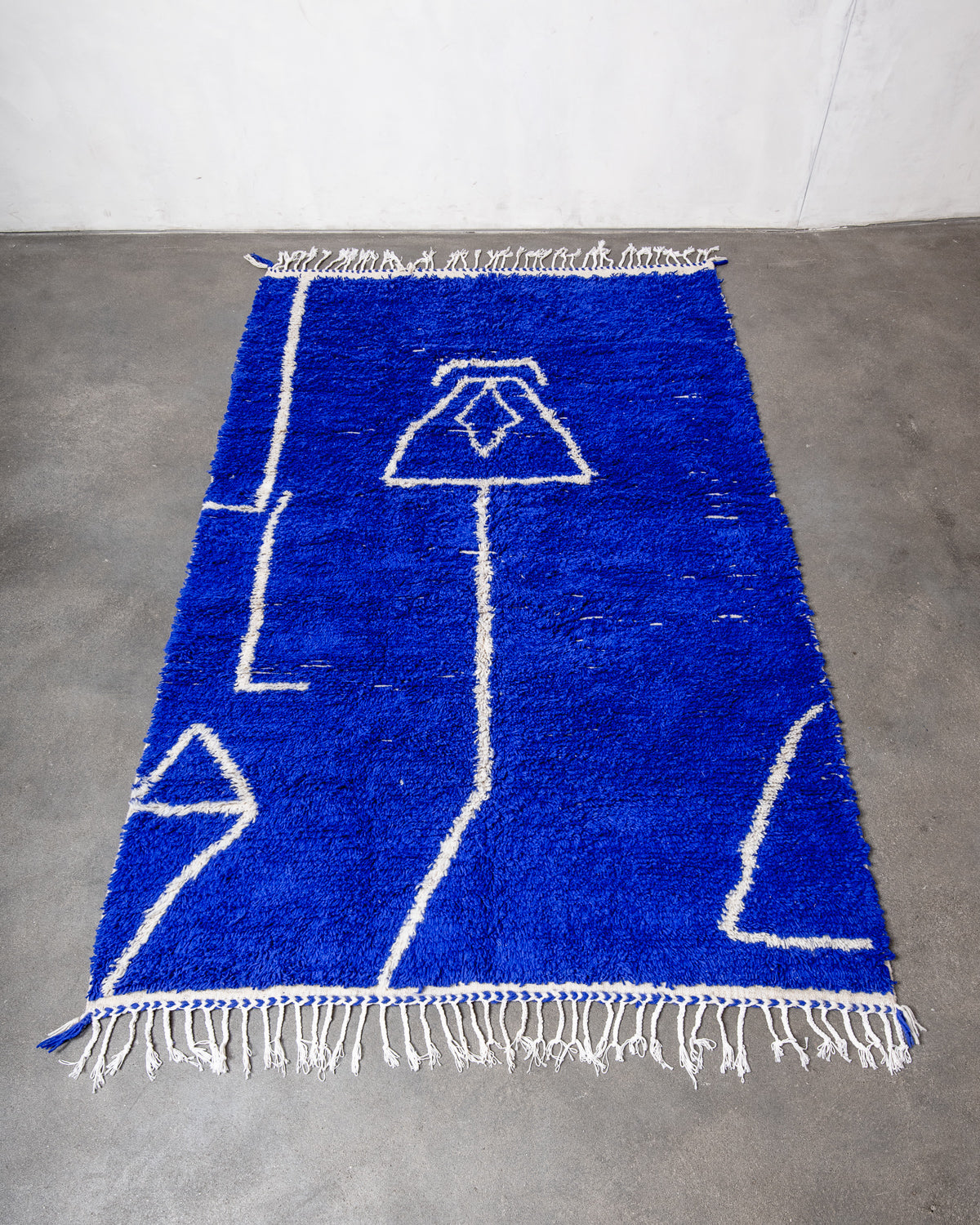 Modern designer handcrafted Berber rug from Morocco. Azilal rug with beautiful colors and patterns. Made of sheep’s wool and colourful cotton.